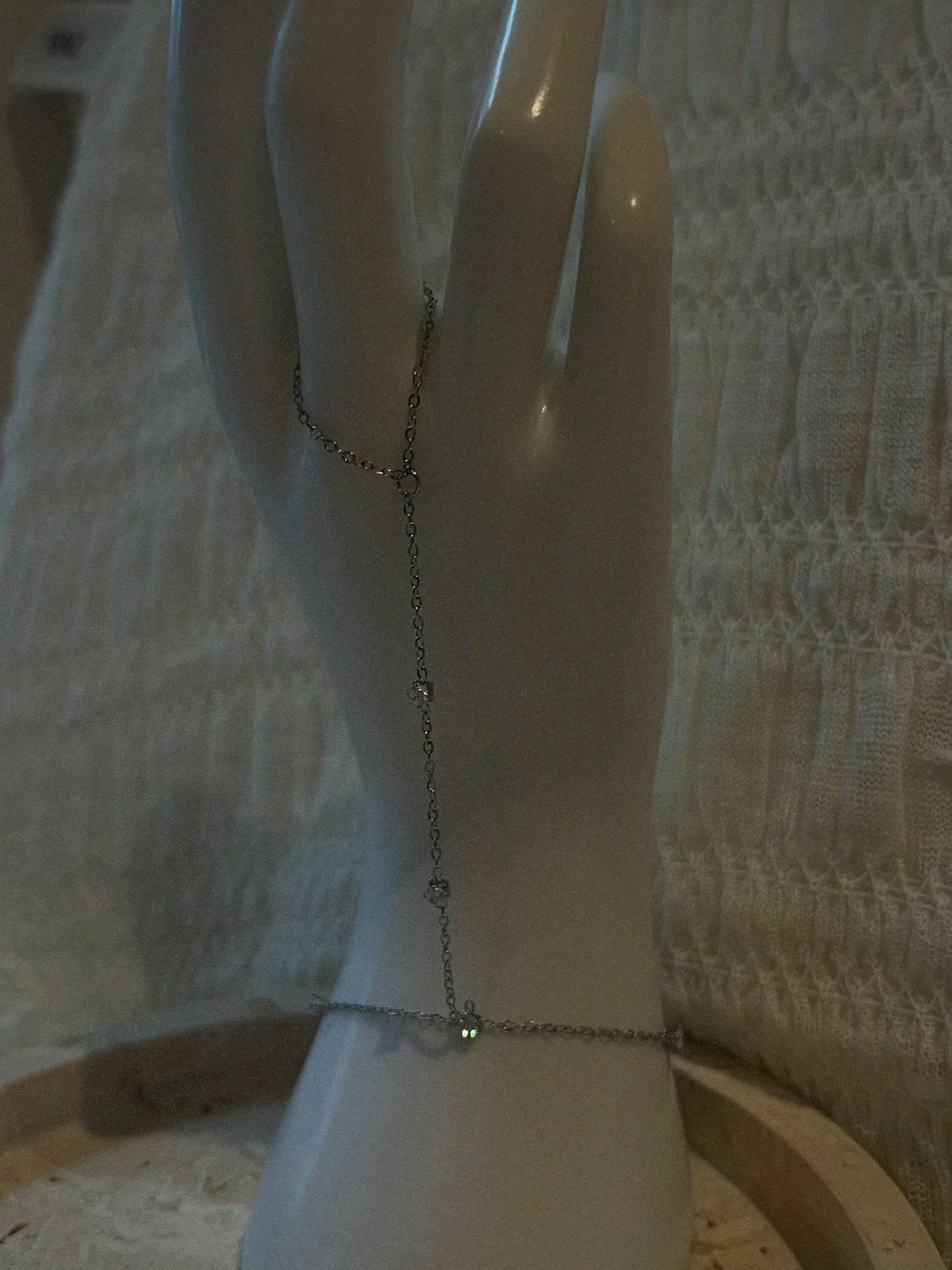 𝘏𝘢𝘯𝘥 𝘤𝘩𝘢𝘪𝘯 w stones