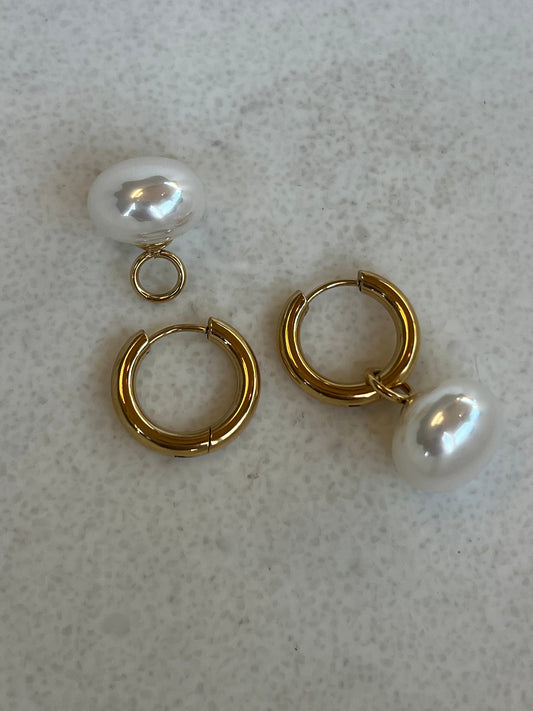 Hoop earrings w pearl