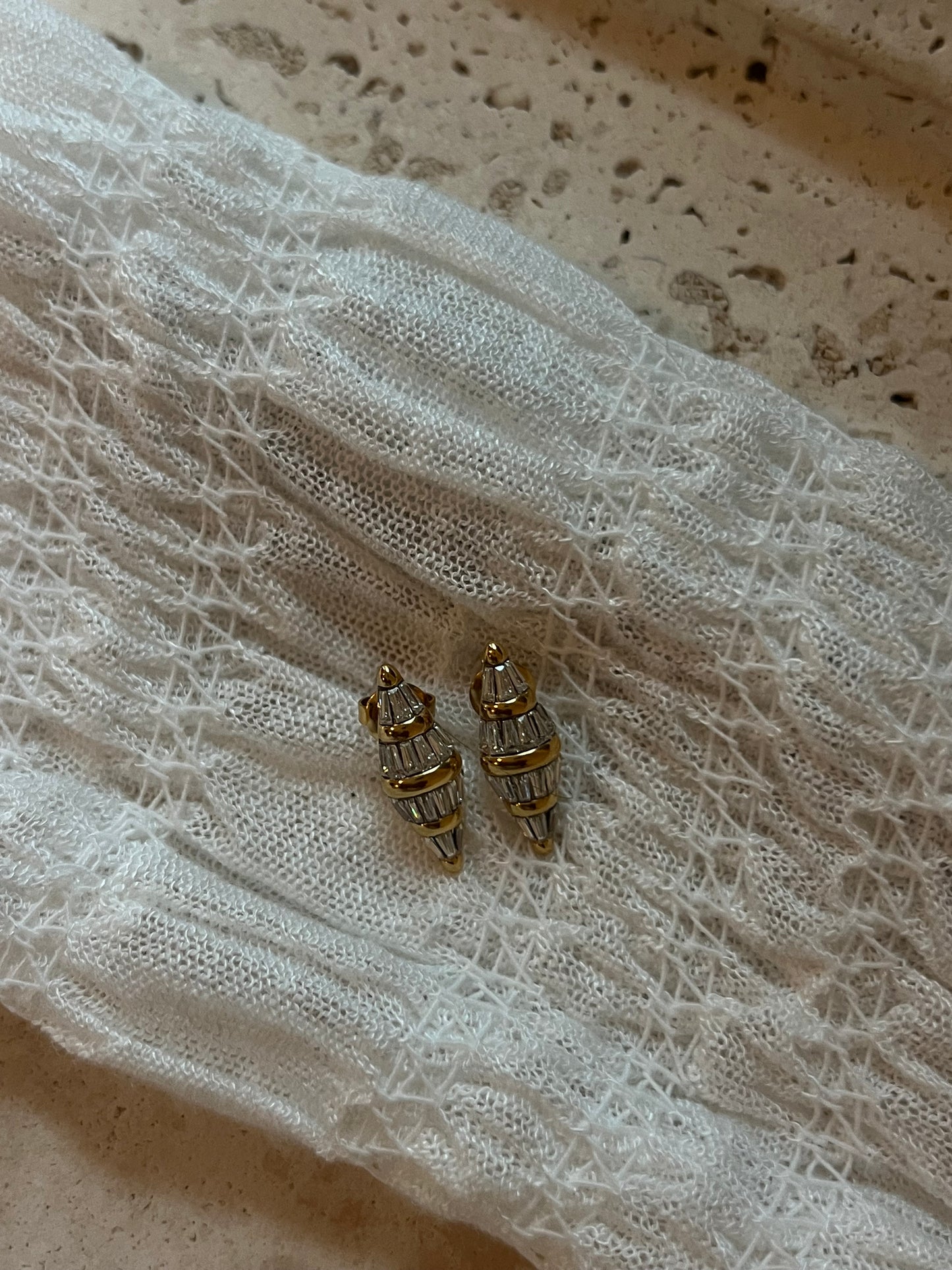 𝘥𝘦𝘭𝘪𝘤𝘢𝘵𝘦 𝘦𝘢𝘳𝘳𝘪𝘯𝘨𝘴 ✨