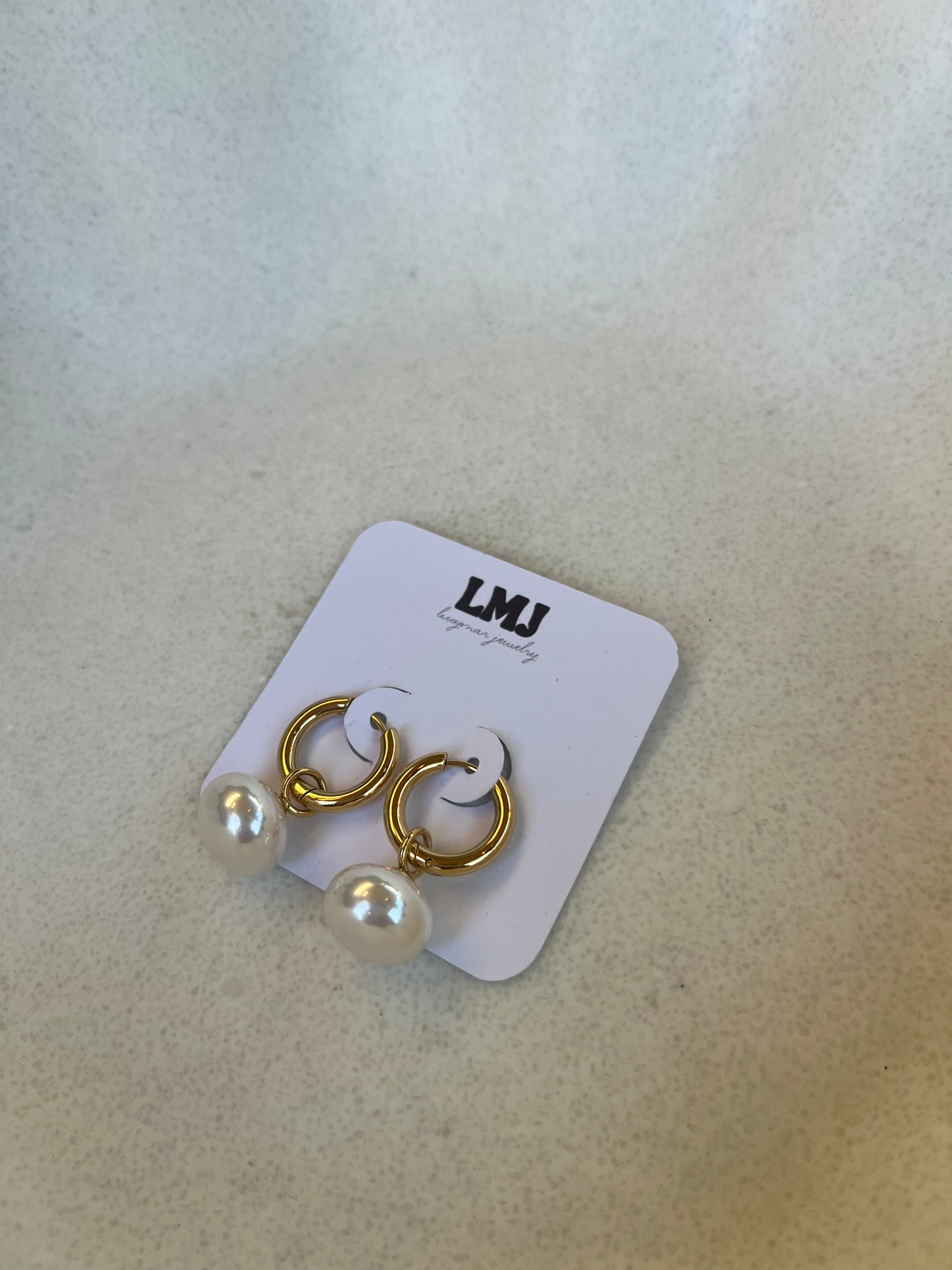 Hoop earrings w pearl