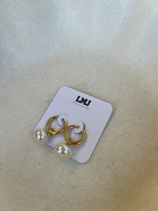 Hoop earrings w pearl