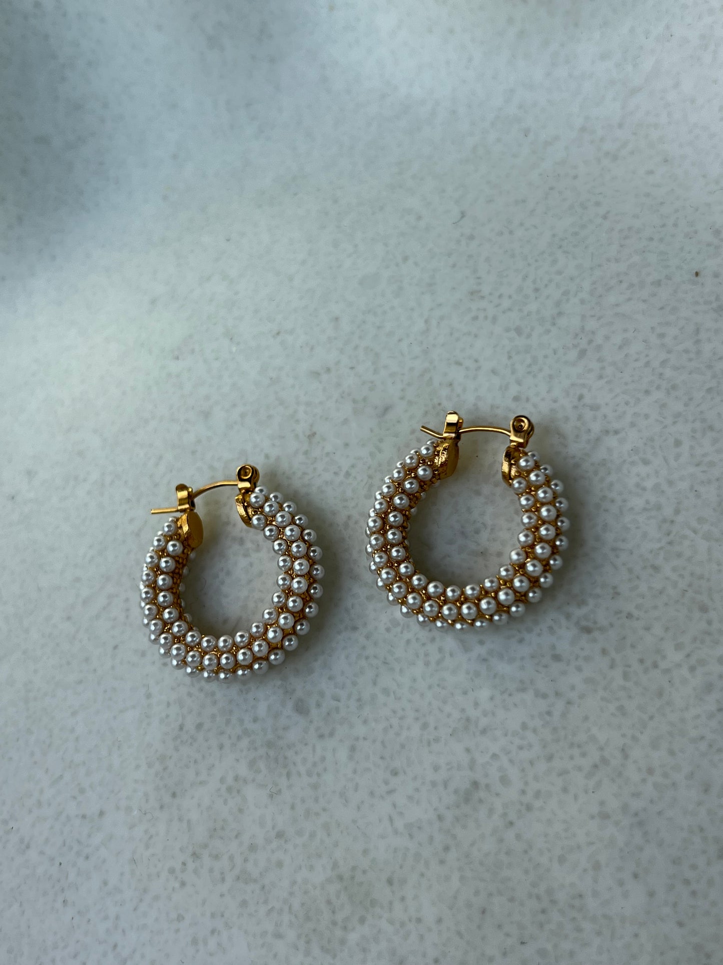 Hoop pearl earrings